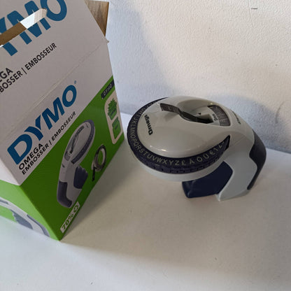 274114 - DYMO Makinë për krijimin e etiketave Omega | Makinë e vogël për krijimin e etiketave me sistem rrotullimi dhe klikimi dhe dizajn ergonomik | Për projekte shtëpiake, artizanale dhe hobi (£/€ÄÖ dhe Ü)