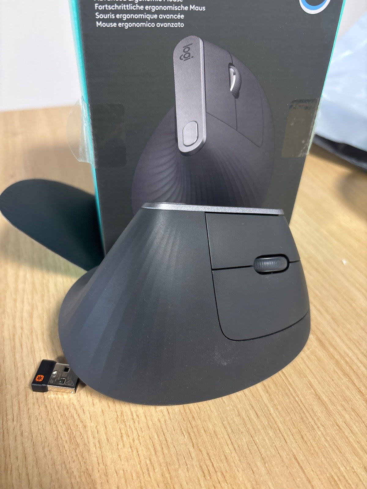 267713 - LOGITECH Maus pa tel MX Vertikal Ergonomik, Bluetooth ose 2.4 GHz, 4000 DPI, 4 butona, karikim i shpejtë, për laptop/PC/Mac/iPad OS - Grafit