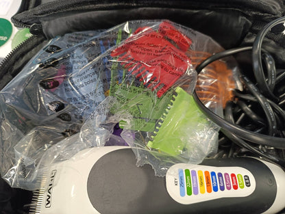 300396 - WAHL Makinë prerëse flokësh Color Pro me kabllo, me aksesorë në çantë dore, 10 krehëra udhëzues shumëngjyrësh, seti përfshin gërshërë dhe krehër