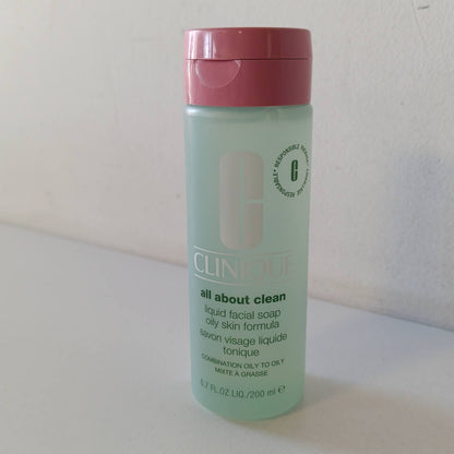 300709 - CLINIQUE Sapun i lëngshëm për fytyrën All About Clean™, pastrues fytyre, për lëkurë të yndyrshme dhe të kombinuar, 200 ml.
