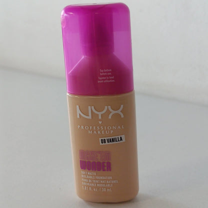 301033 - NYX PROFESSIONAL MAKEUP – Fondatinë mat Make 'Em Wonder, mbushje 24 orëshe, nuanca: Vanilje, e pasuruar me vitaminë C dhe acid hialuronik, formulë vegane.