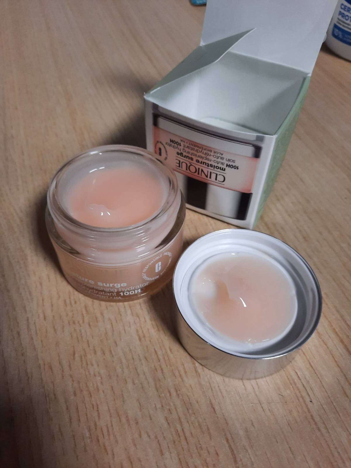 300734 - CLINIQUE MOISTURE SURGE 100H, KREM HIDRATUES PA VAJ ME ACID HIALURONIK, PËR TË GJITHA LLOJET E LËKURËS