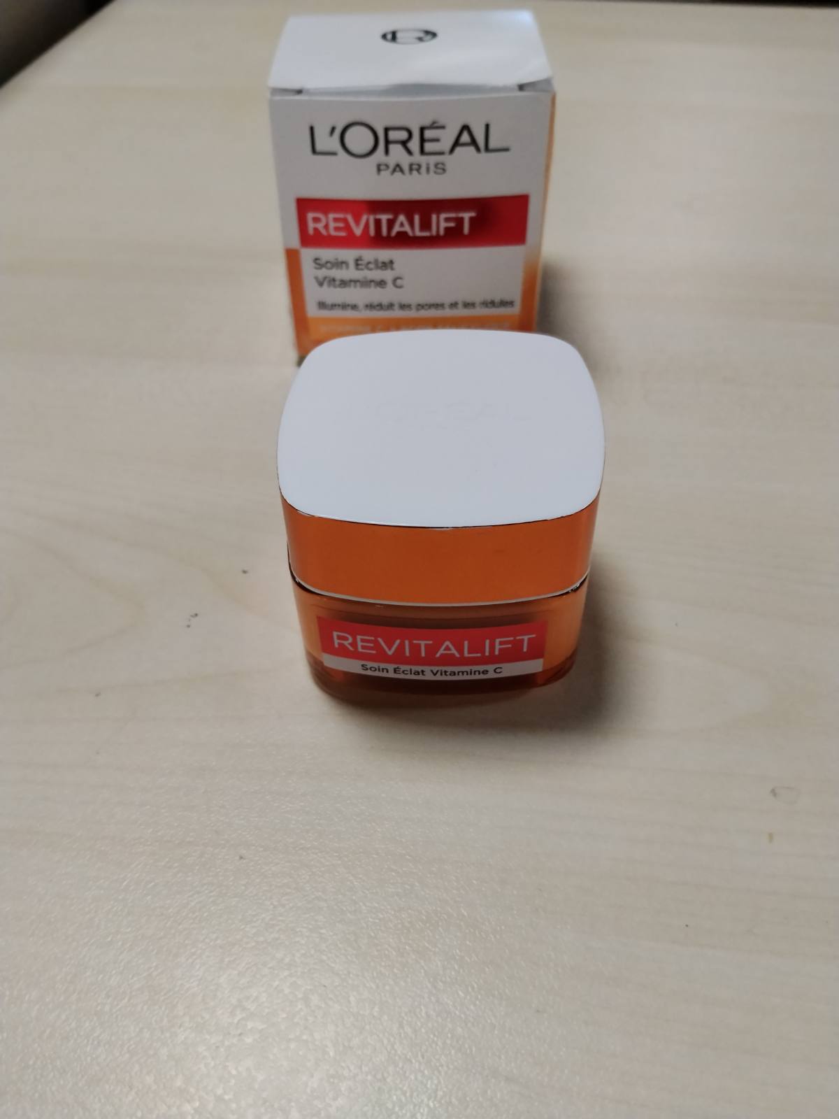 302273 - L'ORÉAL PARIS Krem Dite me Vitaminë C Shkëlqim, 50ml, ndriçon lëkurën, shtrëngon poret, zvogëlon vijat e holla, i pasuruar me Vitaminë C dhe Acid Salicilik