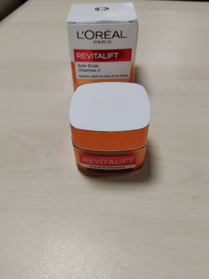 302273 - L'ORÉAL PARIS Krem Dite me Vitaminë C Shkëlqim, 50ml, ndriçon lëkurën, shtrëngon poret, zvogëlon vijat e holla, i pasuruar me Vitaminë C dhe Acid Salicilik