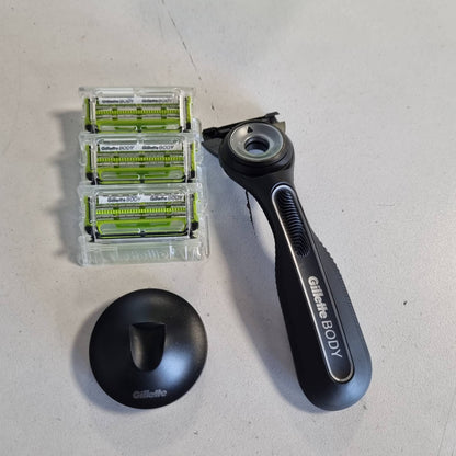 300649 - GILLETTE LABS Brisk për meshkuj Body + Intimate, për rruajtje trupi dhe pubike, fishek teh me qime kundër rritjes së flokëve, dorezë e lehtë për t'u kapur, 3 mbushje