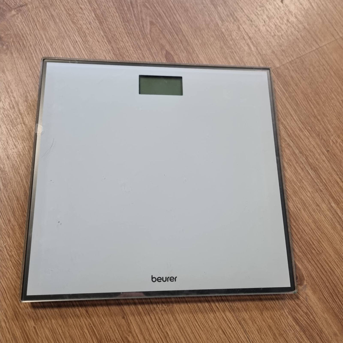 302285 - BEURER Peshore kompakte qelqi GS 120, 27 x 26 cm, ekran LCD, lartësi shifrash 22 mm, kapacitet ngarkese deri në 150 kg