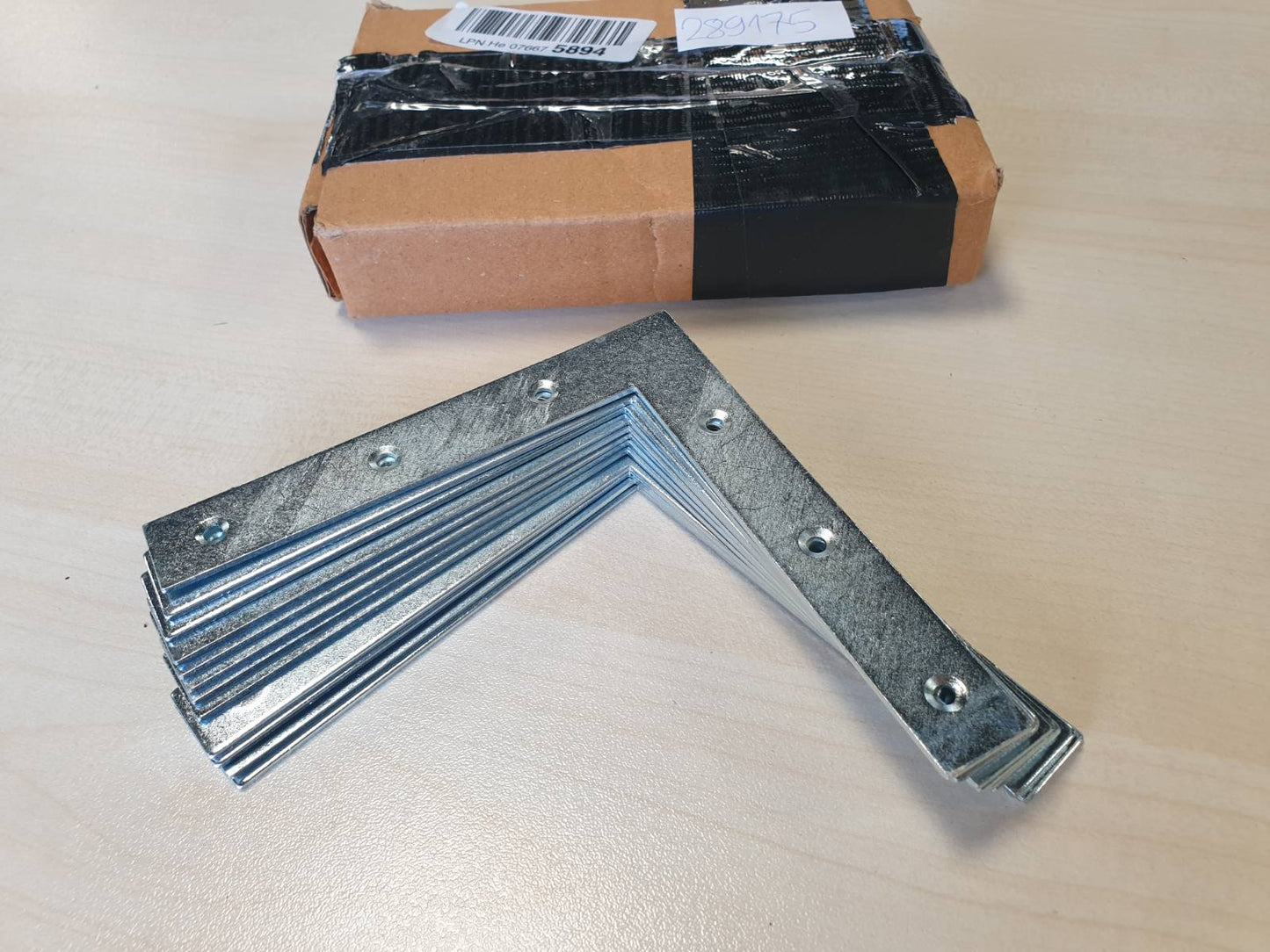 289175 - HELPMATE 12 mbajtëse këndore të sheshta 120x120x18 mm, Lidhëse druri të galvanizuara, Montim i lehtë
