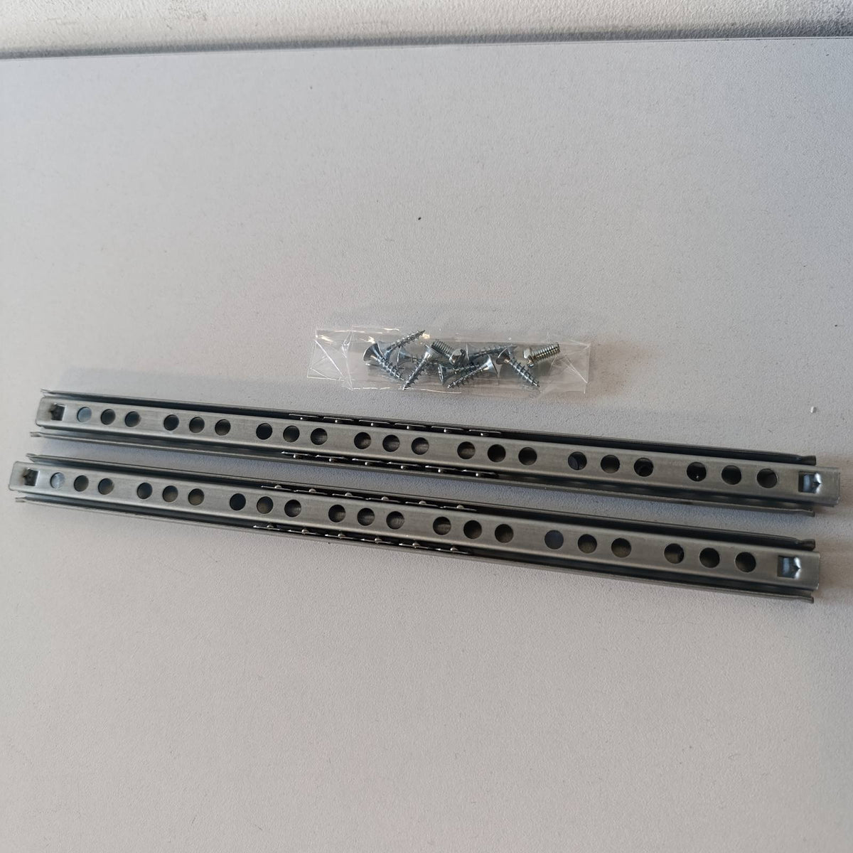 289255 - HELPMATE Rrëshqitëse sirtari me kanal 17 mm, gjatësi 246 mm, 1 palë (2 copë), çelik i galvanizuar, argjend, përfshin pajisjet e montimit