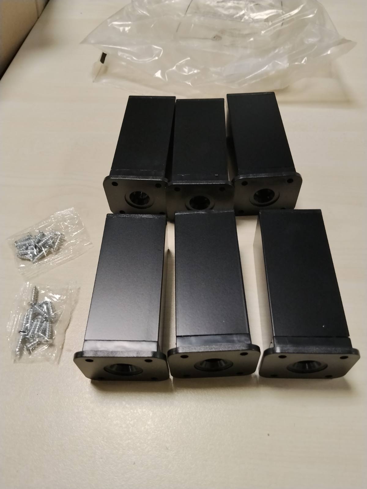 322701 - GAOMOEY 6 copë Këmbë të Rregullueshme për Mobilje, Këmbë Katrore për Dollap, Këmbë Tavoline, Aliazh Alumini, 40 x 100 mm (E Zezë)
