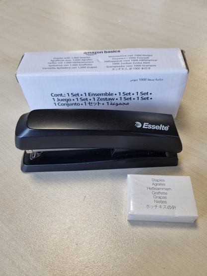 274597 - AMAZON BASICS Kapëse me 1000 kapëse, Kapacitet 10 fletë, Bazë gome kundër rrëshqitjes, e zezë