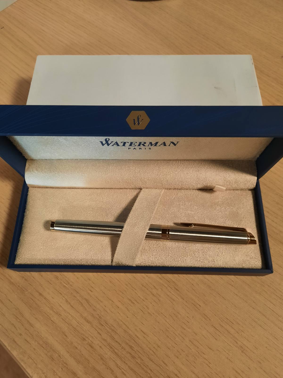 319456 - WATERMAN Stilolaps Hémisphère, çelik inox me zbukurim ari 23K, majë e hollë, bojë blu, kuti dhurate