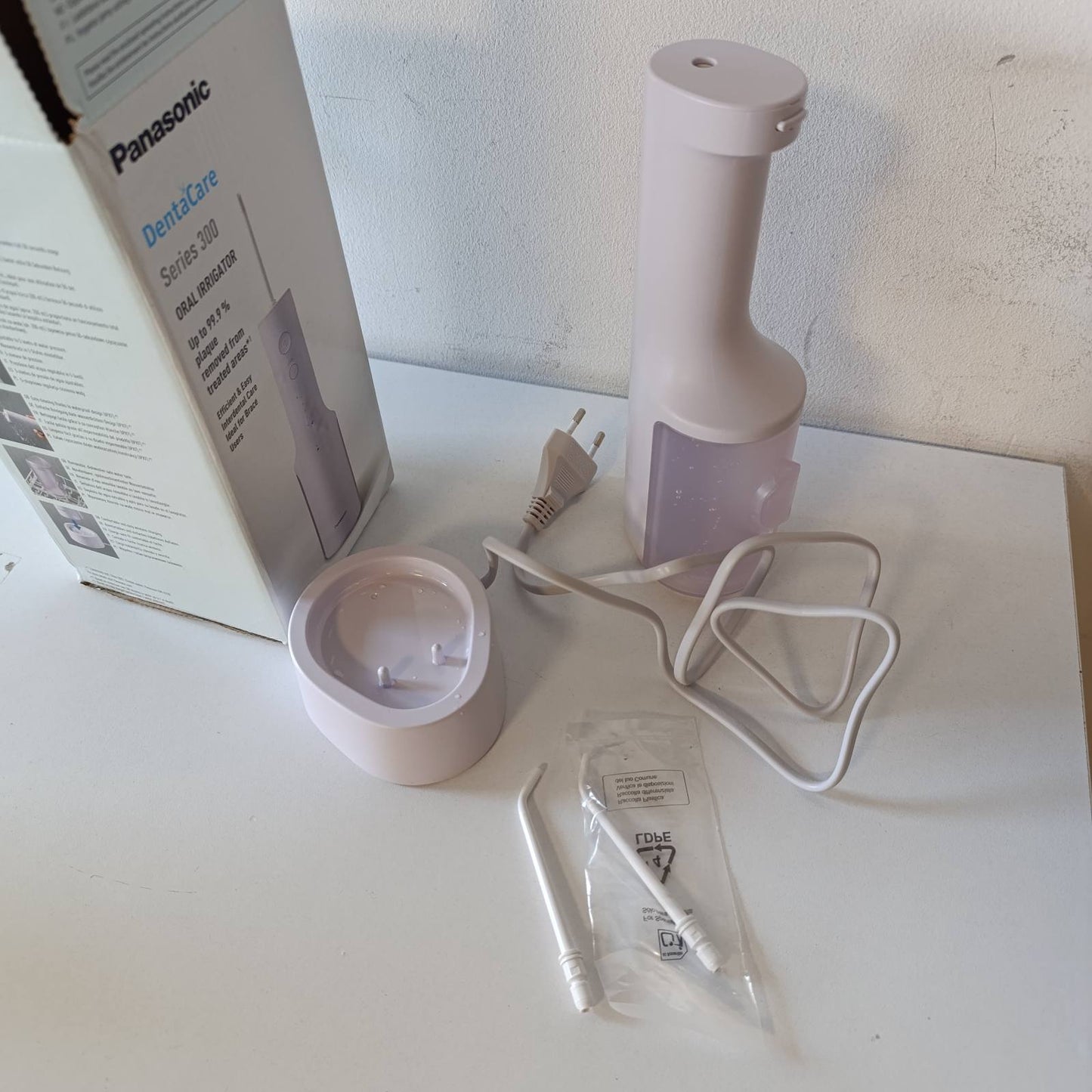 316023 - PANASONIC Ujitës Oral Series 300 EW-DJ26-V303, pa kabllo, 200 ml, IPX7, 2 gryka standarde, 5 nivele presioni uji, aksesor udhëtimi, vjollcë