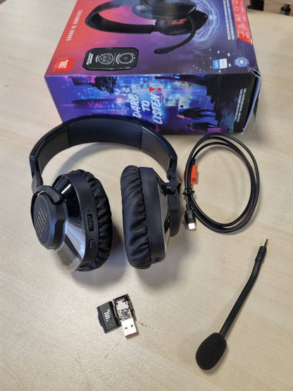 319408 - JBL Kufje për Lojëra Quantum 350 Over-Ear, pa tel 2.4 GHz, lidhje USB-C, mikrofon të shkëputshëm, tingull QuantumSurround, ngjyrë e zezë