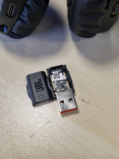 319408 - JBL Kufje për Lojëra Quantum 350 Over-Ear, pa tel 2.4 GHz, lidhje USB-C, mikrofon të shkëputshëm, tingull QuantumSurround, ngjyrë e zezë