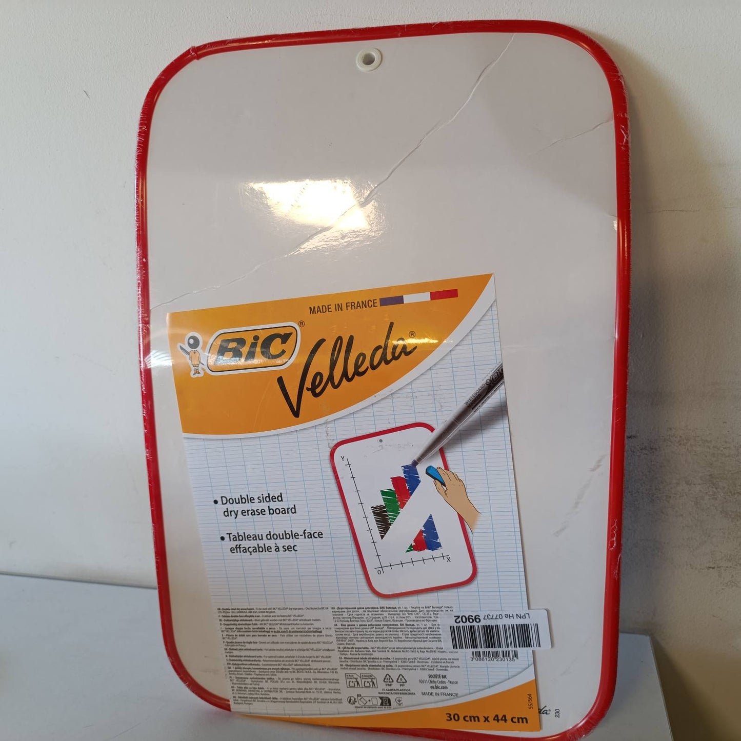 276931 - BIC Velleda Tabelë e Vogël me Dy Anëshe për Shkrim, 30x44cm, Kornizë e Kuqe, e Lehtë për t’u Fshirë