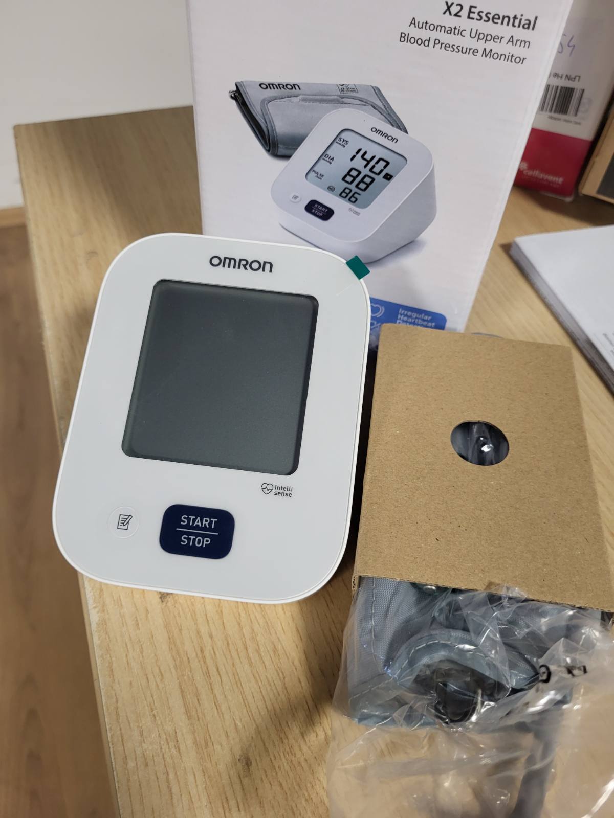 275292 - OMRON X2 Essential - Monitor dixhital i tensionit të gjakut për krahun e sipërm, i validuar klinikisht, zbulim i rrahjeve të parregullta të zemrës dhe hipertensionit, me kontroll të përshtatjes së manshetës, 22-32 cm