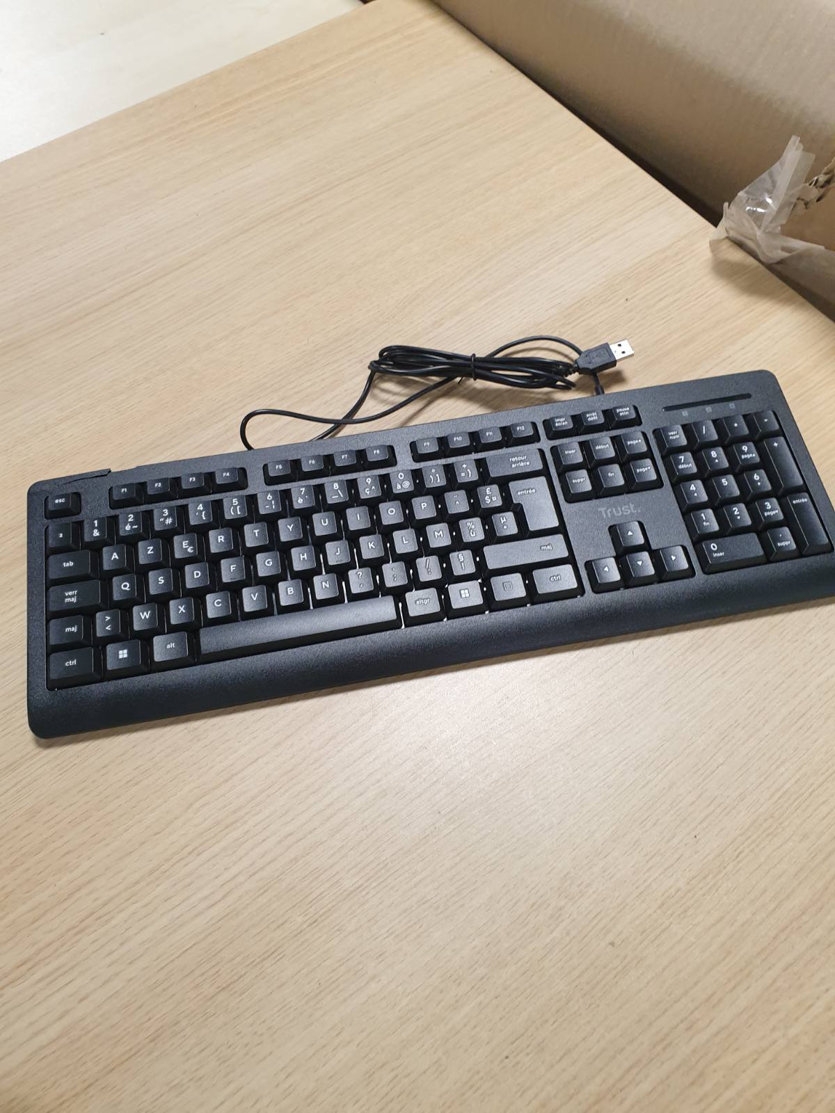 296224 - TASTIERË ME TEL TRUST TARO, AZERTY FRENCH, REZISTENTE NDAJ DERDHJEVE, KABLO USB 1.8 M, TASTE TË SHESHTA, E ZEZË