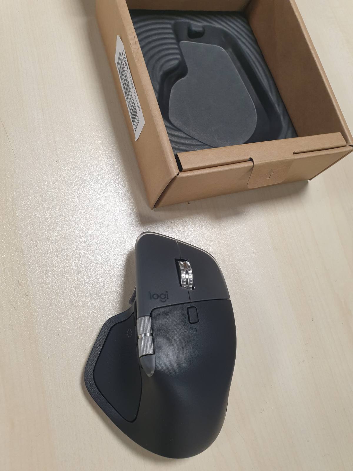 272766 - LOGITECH MX Master 4 për Mac, Maus Bluetooth Ergonomik, Karikim USB-C, i Zi