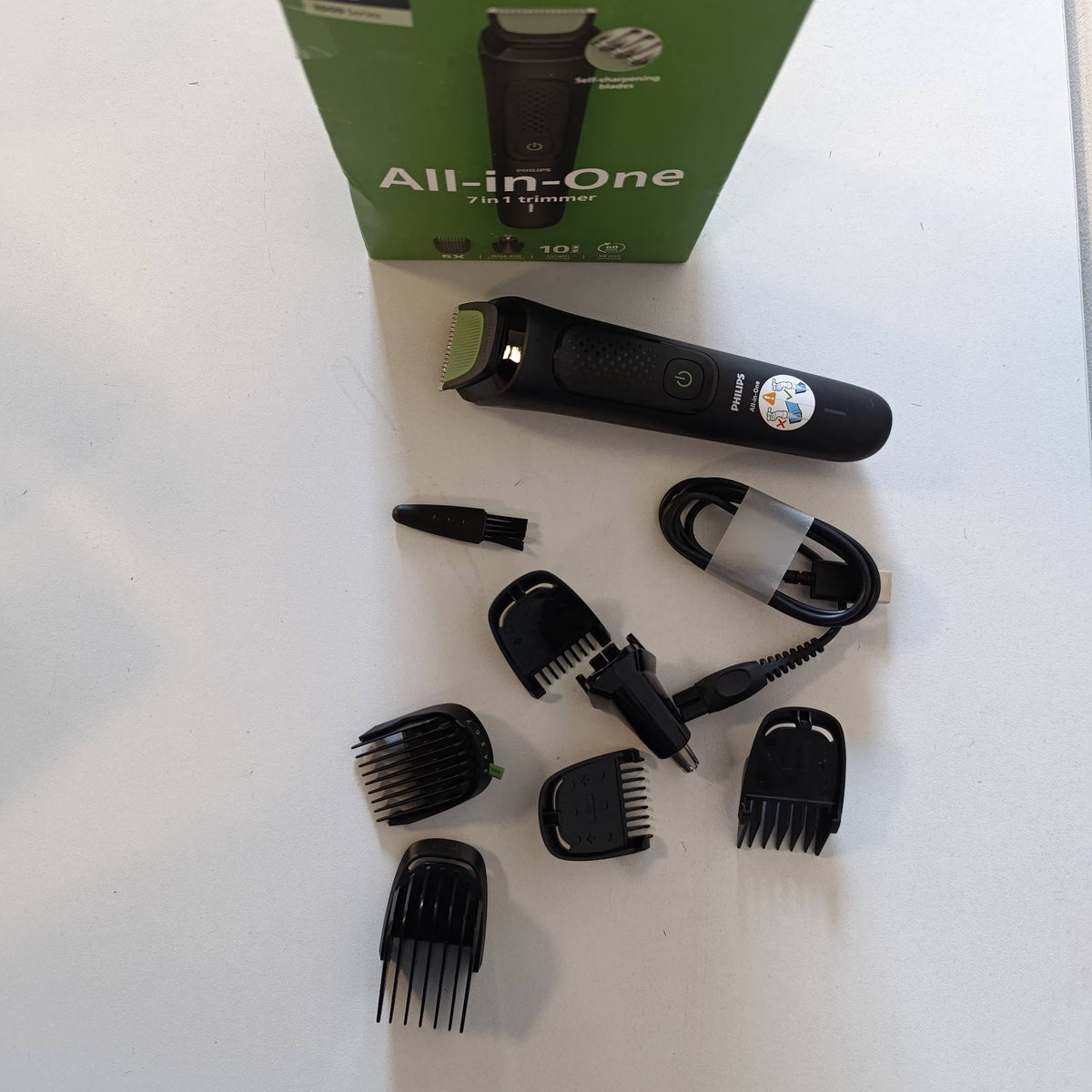 316218 - PHILIPS Makinë prerëse gjithçka-në-një Multigroom Series 3000, 7 aksesorë, MG3930/15, tehe vetë-mprehëse, 10 gjatësi prerjeje