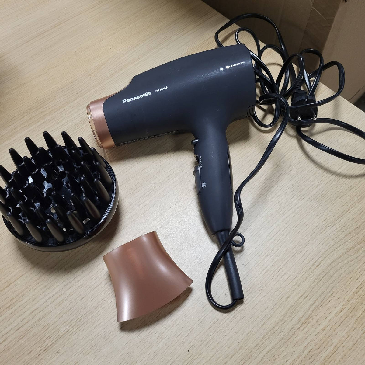301683 - PANASONIC Tharëse flokësh EH-NA63 Nanoe, me difuzor, grykë stilimi, ventilator dhe cilësime temperature, fuqi 2000 W, dizajn ergonomik, ngjyrë rozë e artë