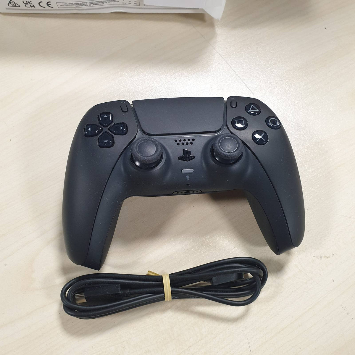 299123 - PLAYSTATION Kontrolluesi pa tel DualSense® – i zi mesnate + kabllo USB për PC