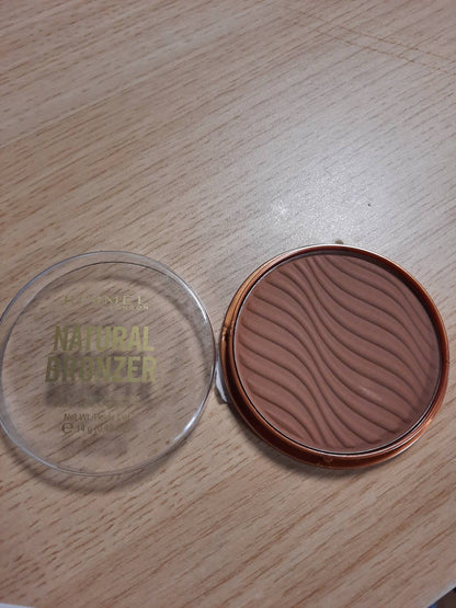 302601 - RIMMEL LONDON Bronzues i Ri Natyral - Pudër Kompakte, 002 Sunbronze, efekt i nxirë natyralisht.