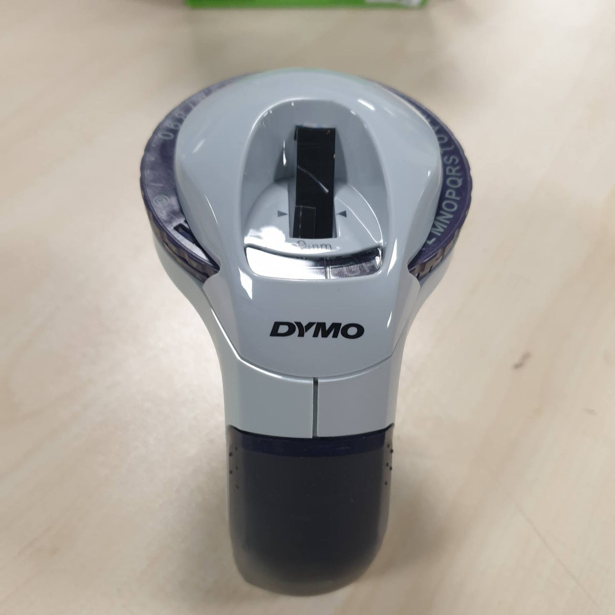 310116 - DYMO Makinë për krijimin e etiketave me reliev, 3 shirita etiketash, Seti fillestar Omega, dizajn i vogël, rrotë të rregullueshme, për përdorim në shtëpi dhe hobi