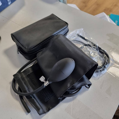 317884 - Belmalia Sfigmomanometër aneroid me stetoskop me dy koka, monitor manual i tensionit të gjakut për në krah, çantë mbajtëse për shërbimet e urgjencës, mjekët dhe konsultat, e zezë
