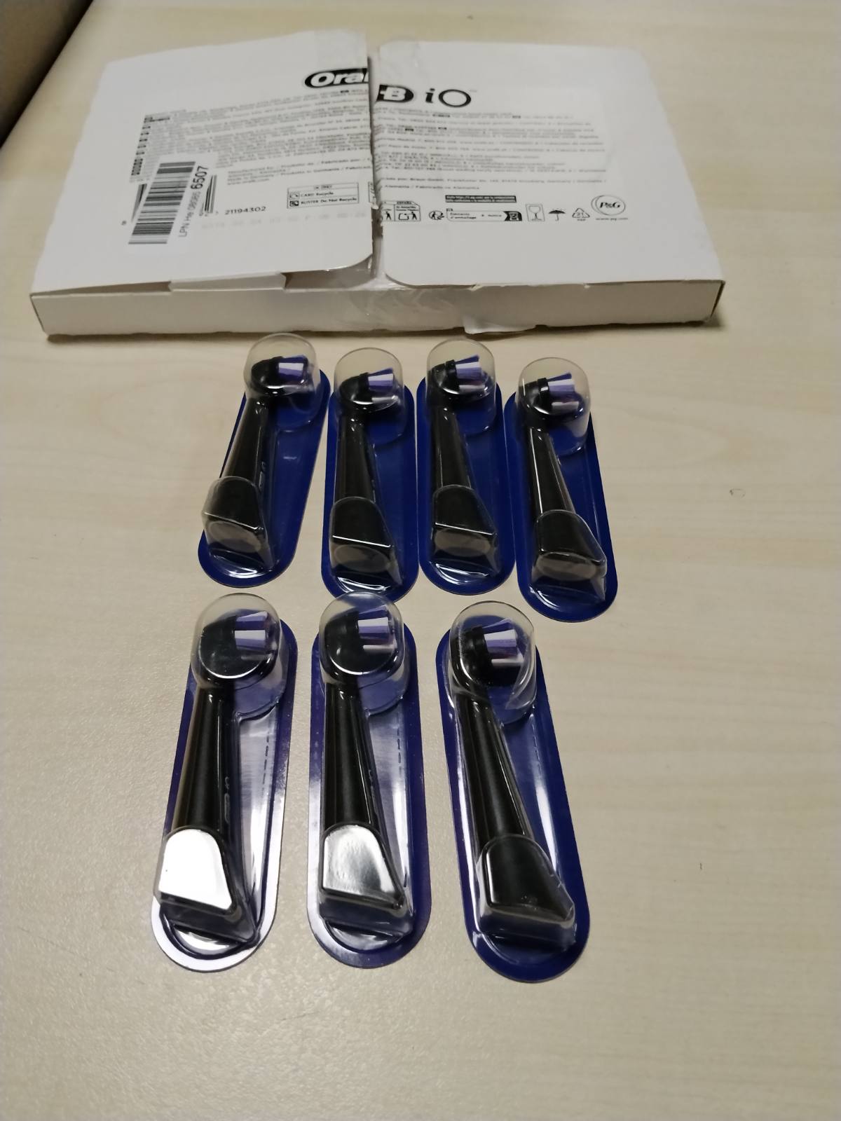 302785 - ORAL-B Koka furçe të rrumbullakëta zëvendësuese iO Series Radiant, 8 copë, Qime të pjerrëta për heqje më të mirë të pllakës