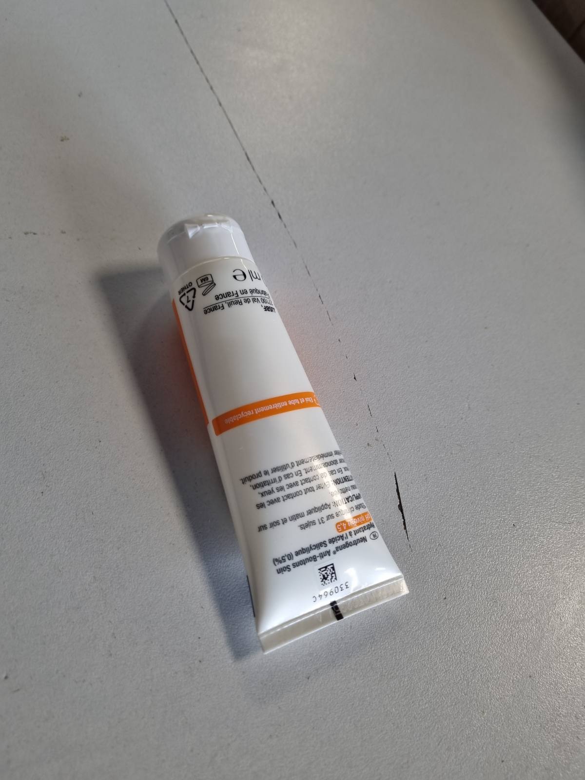 302599 - NEUTROGENA Krem hidratues kundër njollave - 50 ml, me acid salicilik (0.5%), zvogëlon shfaqjen e njollave që nga java e parë.