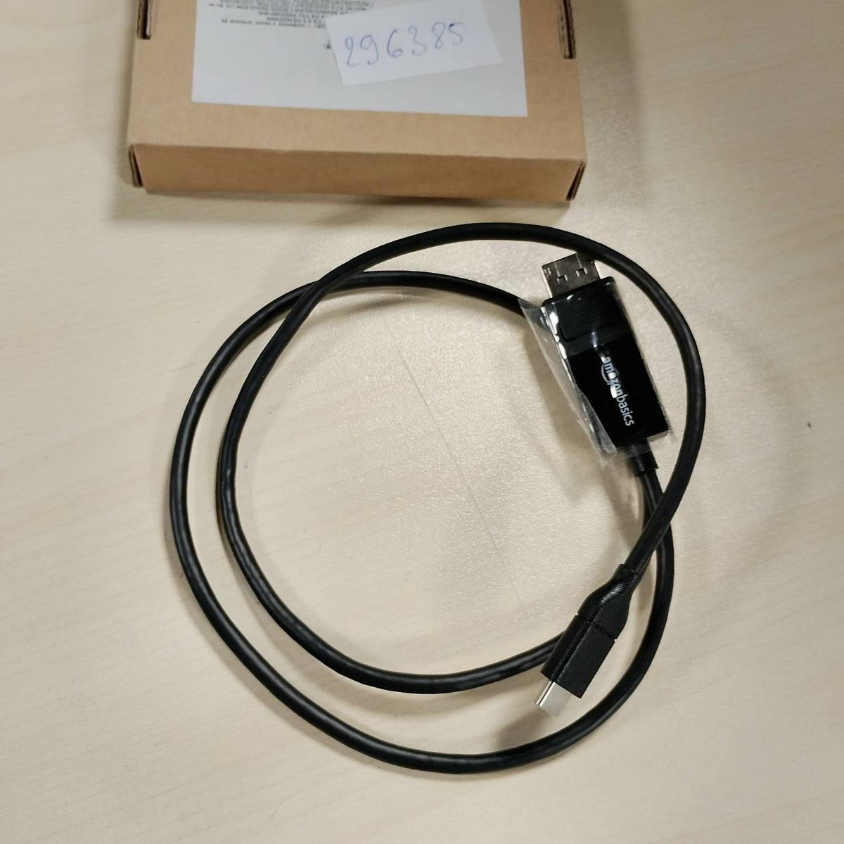 296385 - KABLO AMAZON BASICS USB-C NË DISPLAYPORT, BIDIREKSIONALE, 0.9 M, E ZEZË