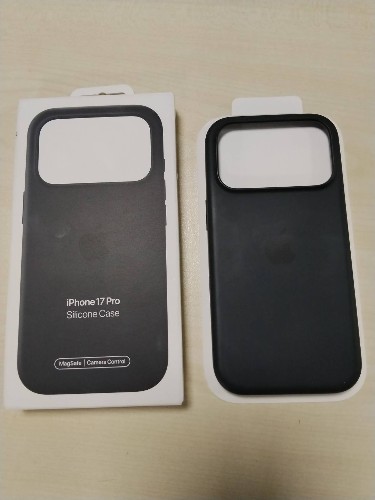 309708 - APPLE Mbështjellëse silikoni me MagSafe për iPhone 17 Pro – E zezë