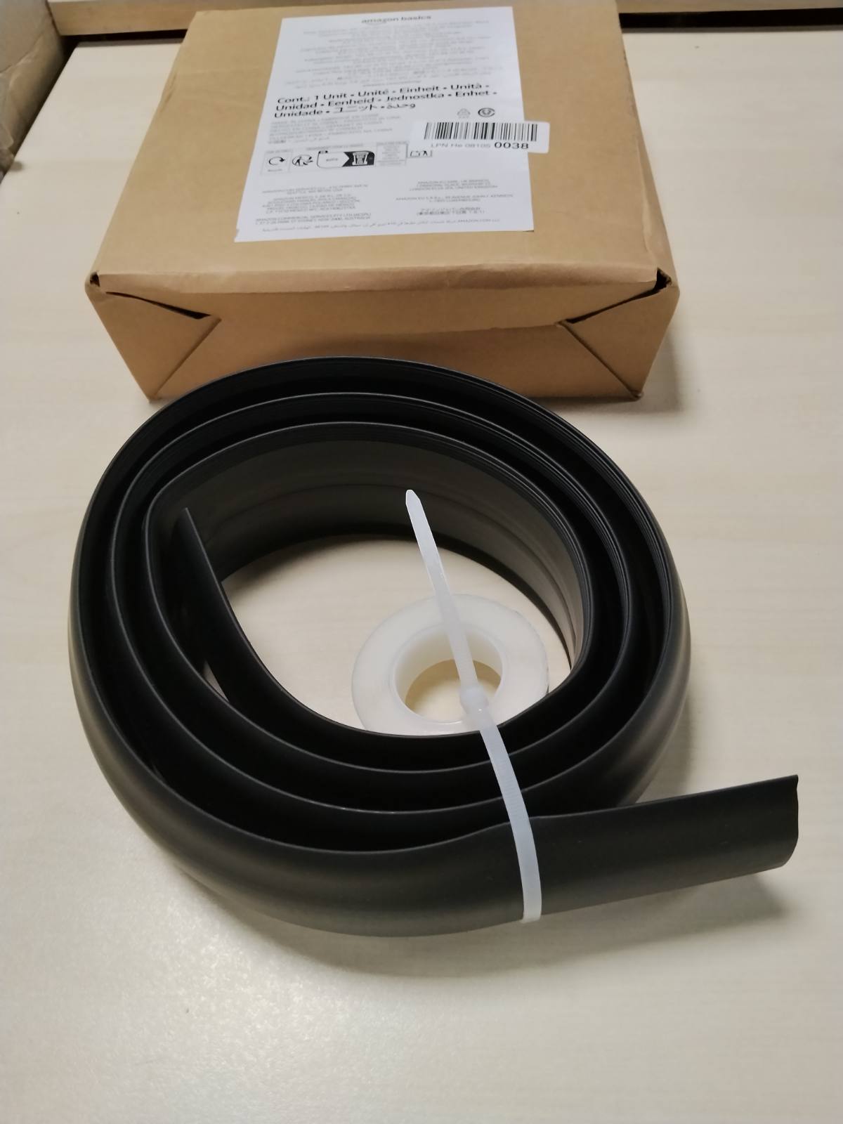 314397 - AMAZON BASICS - Rrip Kablloje Dyshemeje, 1.82 m x 6.6 cm, i Zi