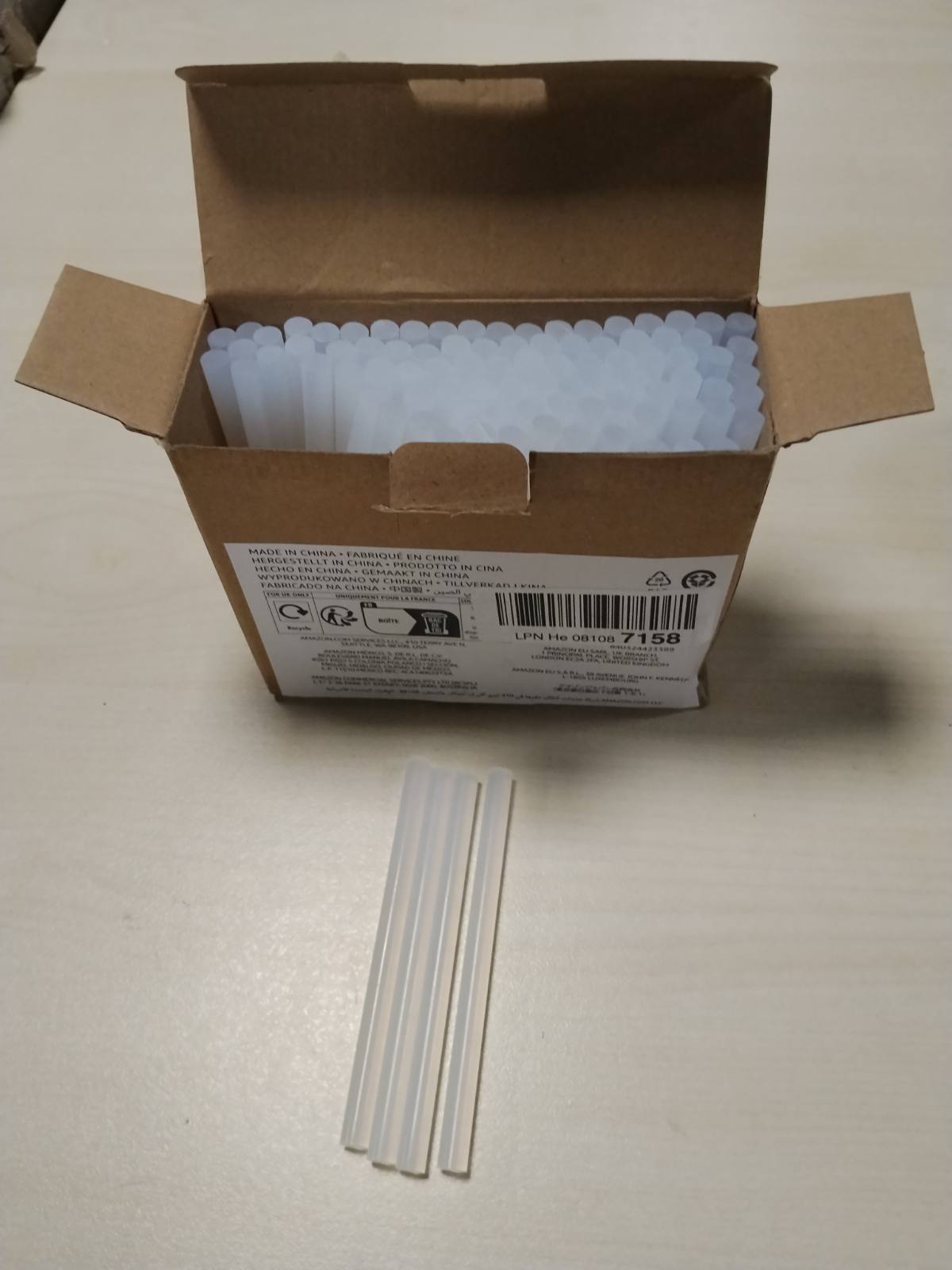 335374 - AMAZON BASICS, shkopinj ngjitës të nxehtë, Madhësi Mini (10.2 x 0.7 cm), Pako me 100 copë, Transparente