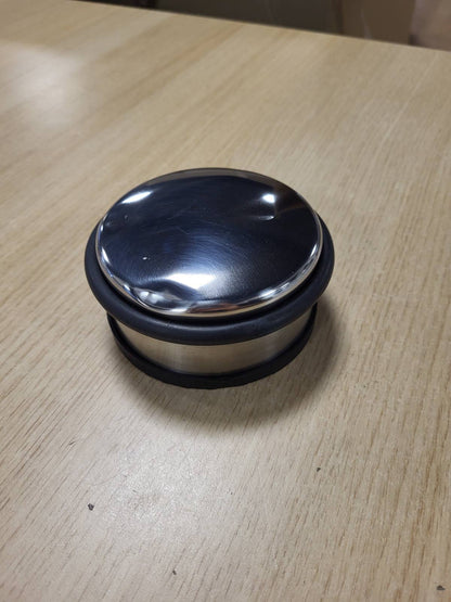 335519 - TAPË DERE PËR ÇELIK INOX WESTCOTT, TAPË DERE E RRUMBULLAKËT ME PESHË NETO 1.2 KG, UNAZË GOME MBROJTËSE PËR DERËN, FUND SHTESË KUNDËR RRËSHQITJES, DIAMETËR 10 CM, LARTËSI 4 CM, I QËNDRUESHËM NË RRYMA AJRI, E-19001