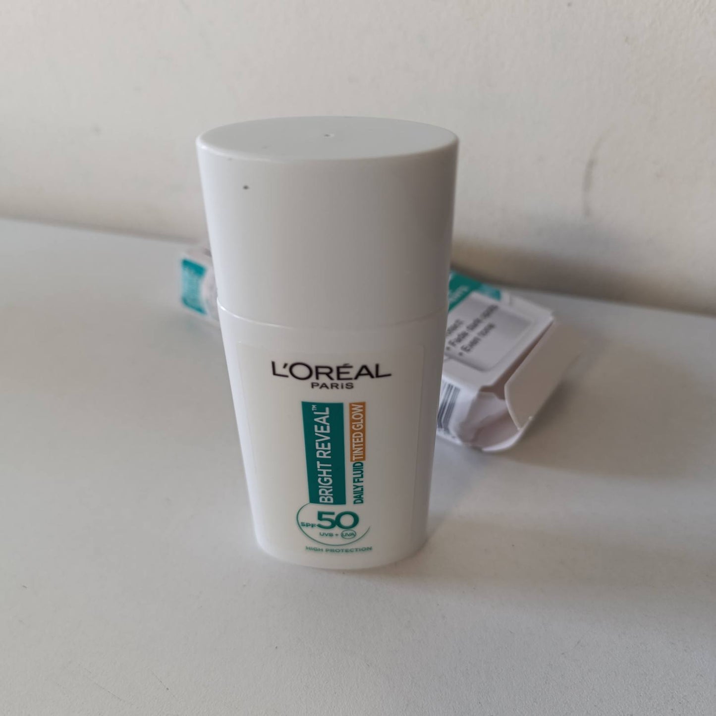 290292 - L'ORÉAL PARIS Daily Fluid Tinted Glow SPF 50+, Bronze Glow, 50ml - Filtra me Spektër të Gjerë SPF 50+ me Shkëlqim të Menjëhershëm, Mbulim Natyral