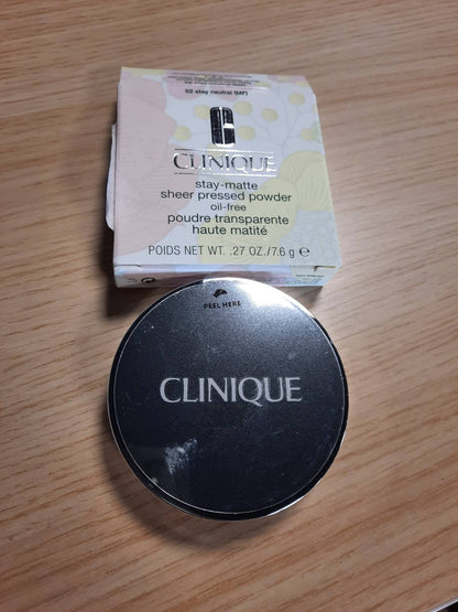 321230 - CLINIQUE – Pudër e Shtypur Transparente Stay-Matte, përfundim mat + shkëlqim i minimizuar