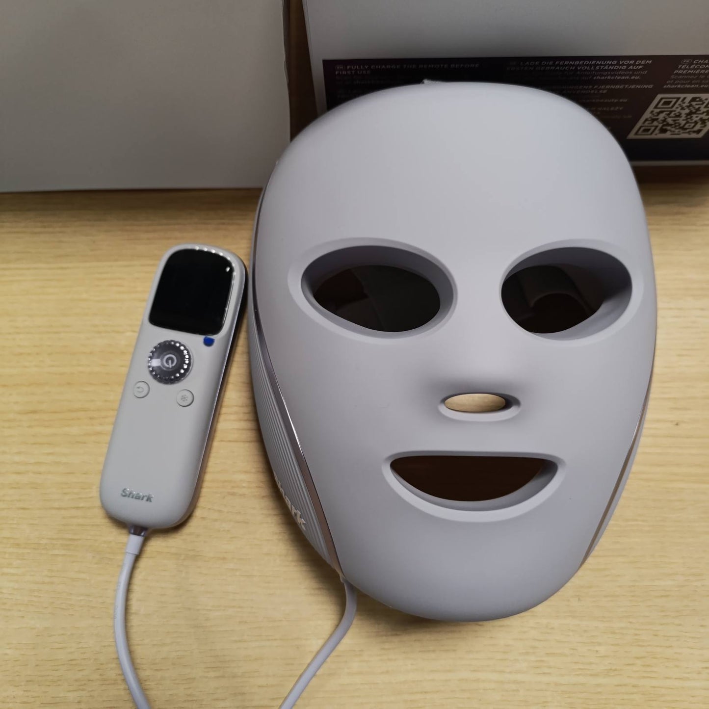 289401 - SHARK Maska CryoGlow LED për fytyrën - Ftohje e zonës së syve, Kundër plakjes