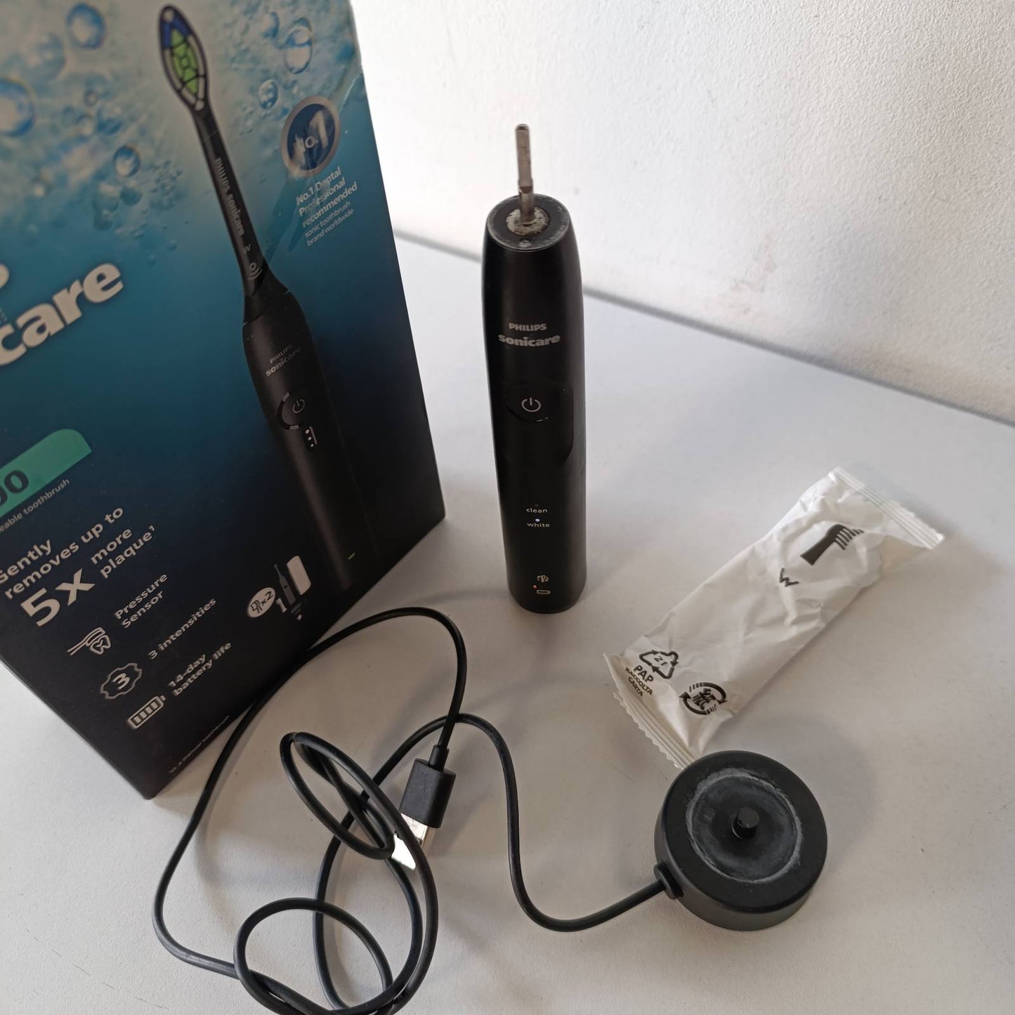 320984 - PHILIPS Sonicare Series 3100 – Furçë dhëmbësh elektrike, Sensor presioni, 3 nivele intensiteti, EasyStart, SmartTimer, Jetëgjatësi baterie 14 ditë, Çantë udhëtimi, e zezë, Modeli HX4034/22