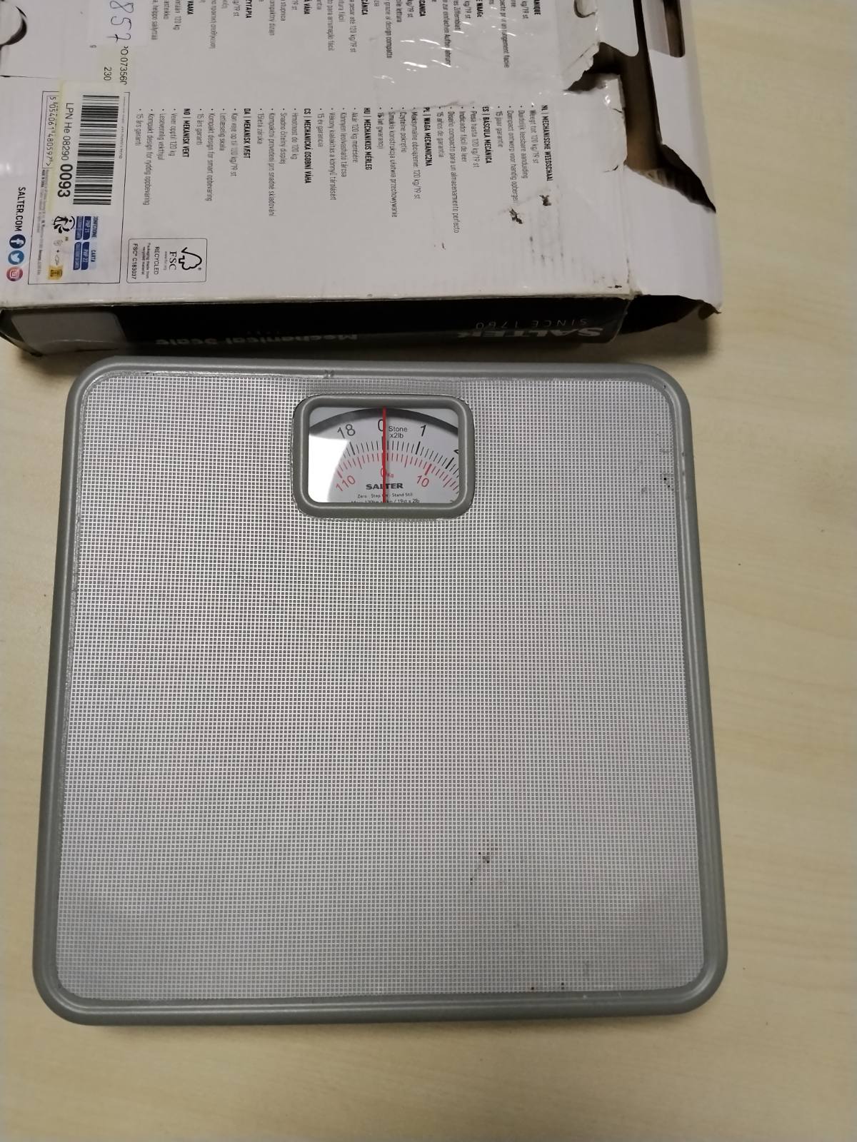 307857 - SALTER - Peshore Personale Mekanike, Kapacitet Maks. 120 kg, Platformë Anti-Rrëshqitëse, Madhësia e Ekranit 6.3 x 3.7 cm, Nuk Nevojiten Bateri