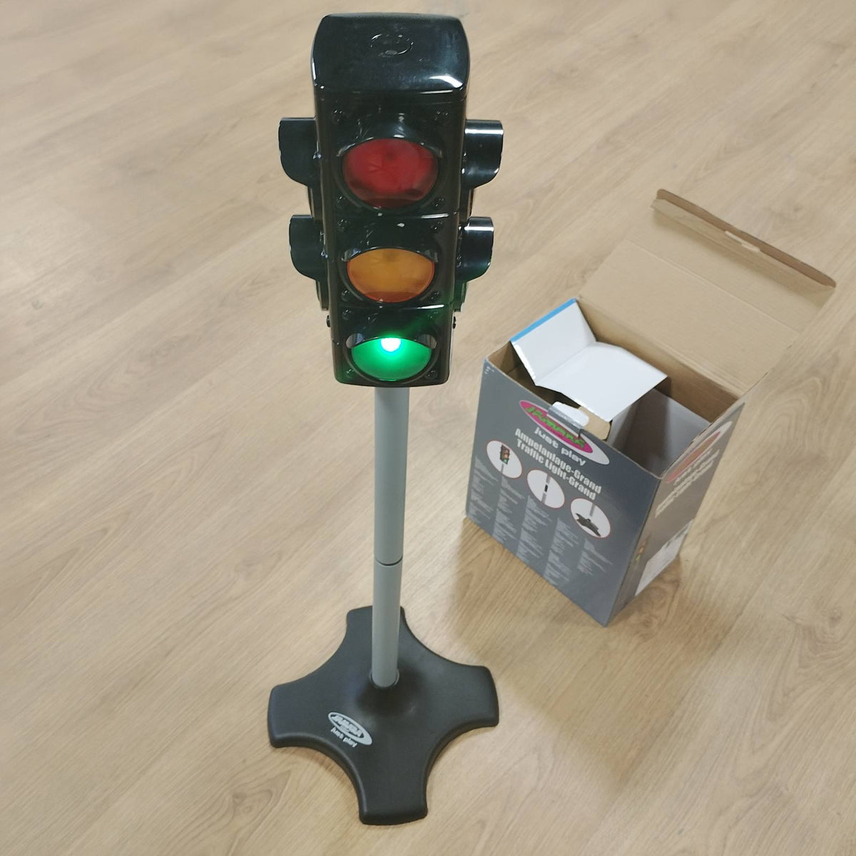 310193 - JAMARA Sistemi i semaforit - Dritë e Madhe/Trafiku - Semafor i madh me funksion drite, plastikë me cilësi të lartë, fazat e semaforit automatike ose manuale, funksion fikjeje automatike