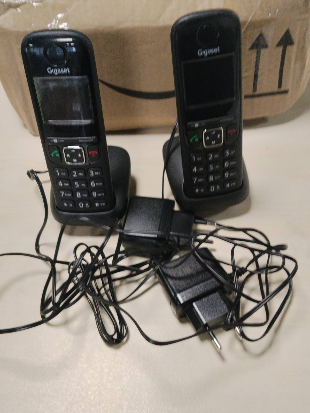 308634 - GIGASET AS690A QUATTRO, 4 Telefona DECT pa tel me sekretari telefoni, ekran kontrasti i lehtë për t’u lexuar, tingull audio i shkëlqyer, funksionim i lehtë, mbrojtje thirrjesh, ngjyra të zeza [Versioni Gjerman]
