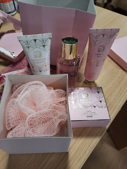297224 - ACCENTRA Set banjoje ESSENCE OF BEAUTY për femra - Set dhuratë me xhel dushi 100 ml, locion trupi 50 ml, pastrues trupi 50 ml, sapun 100 g, sfungjer rrjetë