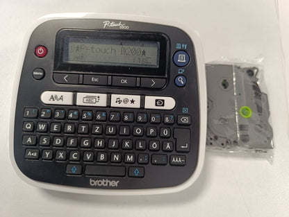 309814 - Brother Printer Etiketash PT-D200BW për shirita etiketash TZe me gjerësi 3.5 deri në 12 mm, shpejtësi printimi deri në 20 mm/sek, i Zi