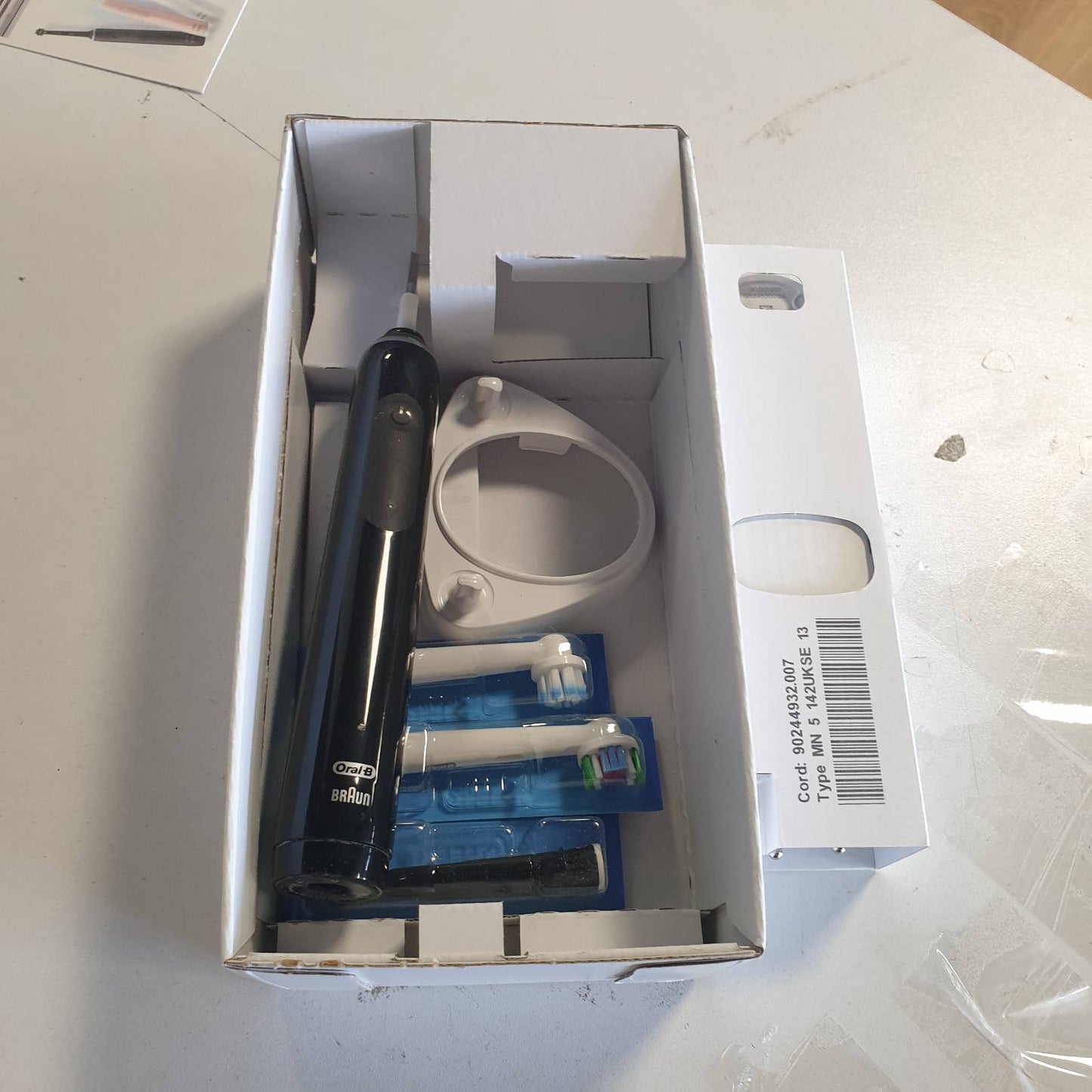 289519 - ORAL-B Pro Series 3 Furçë dhëmbësh elektrike, përfshin 3 koka furçe, 3 mënyra pastrimi, e zezë.