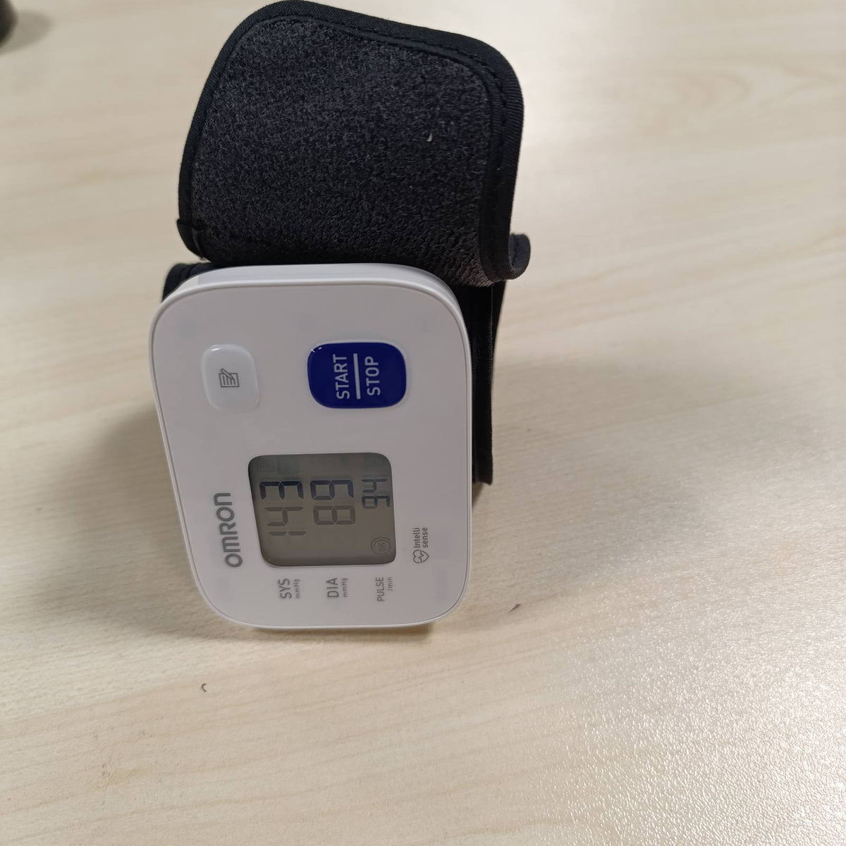 302030 - OMRON Monitor dixhital i tensionit të gjakut për kyçin e dorës RS1, i validuar klinikisht