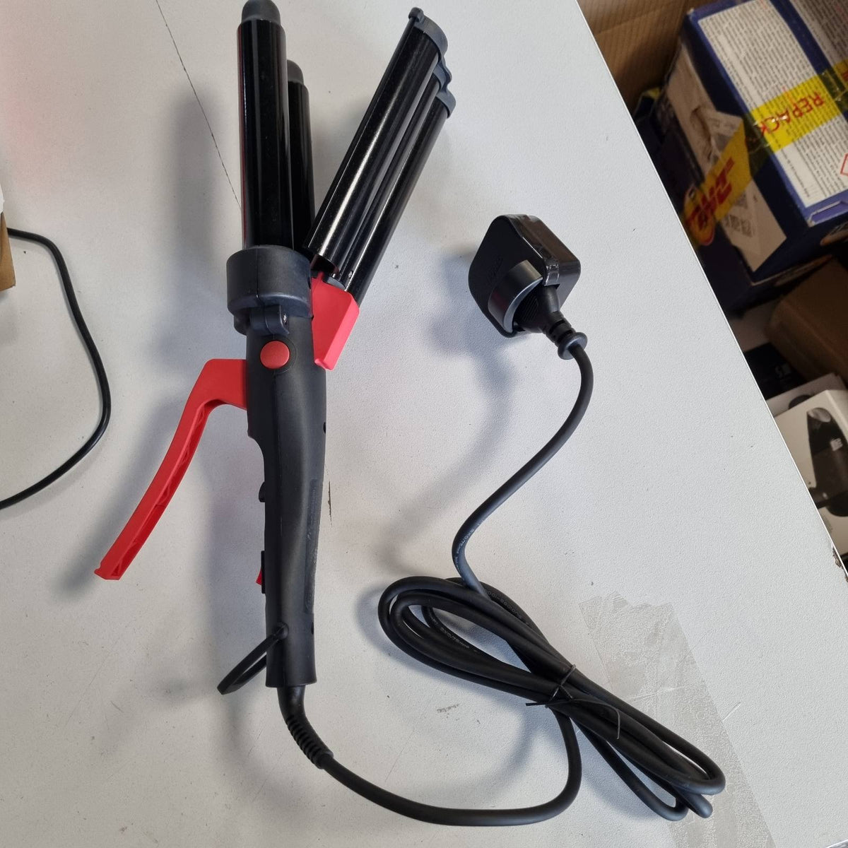 296760 - REVLON Hekur për flokë Hair Tools Wave Master Jumbo Wave (Dizajn me tre pllaka stilimi gjigande, veshje qeramike turmaline, 30 cilësime temperature deri në 190°C) RVIR3056UKE