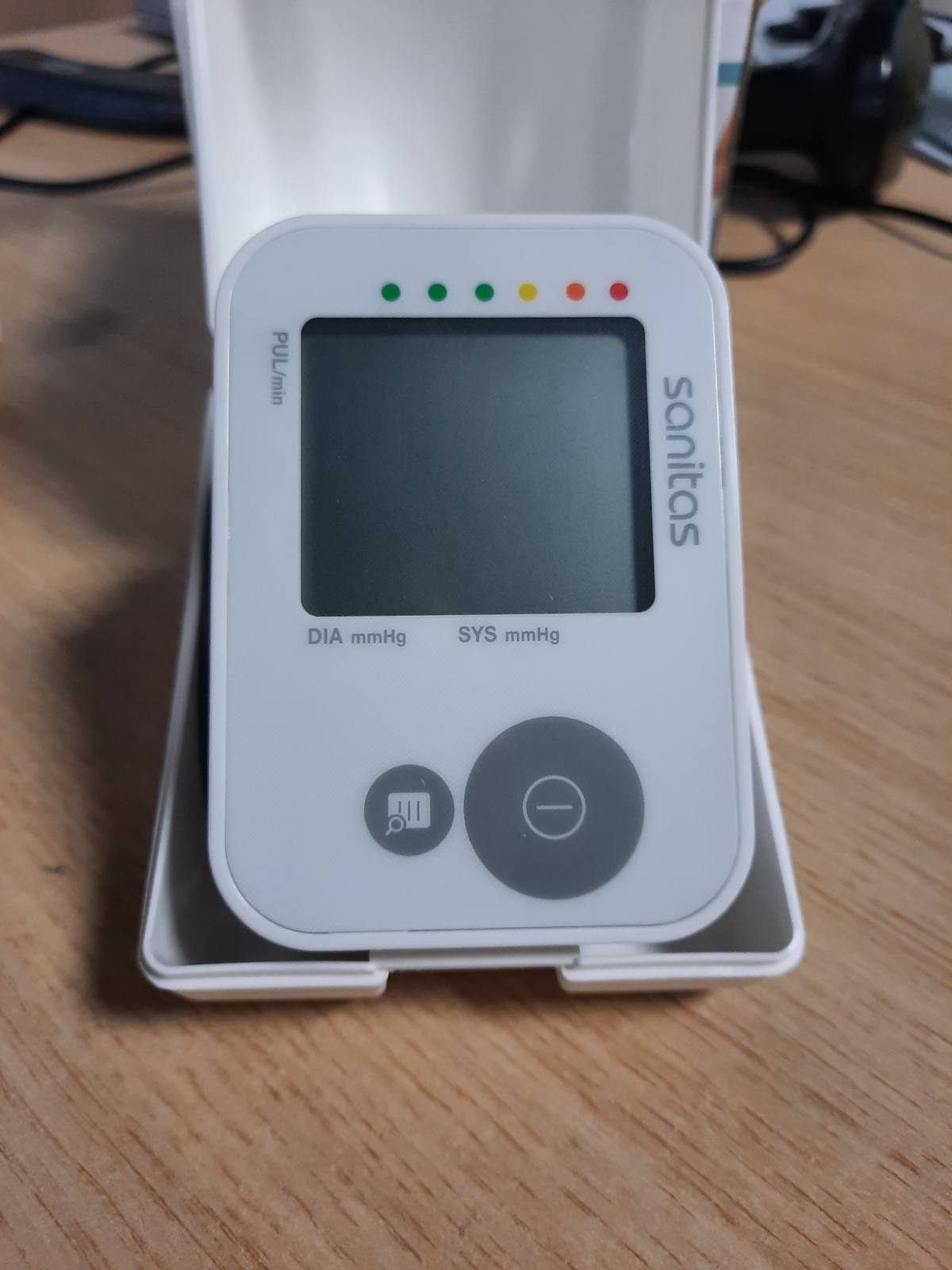 289997 - SANITAS Monitor presioni i gjakut SBC 22 për kyçin e dorës, matje automatike e presionit të gjakut dhe pulsit, funksion paralajmërues për aritmi