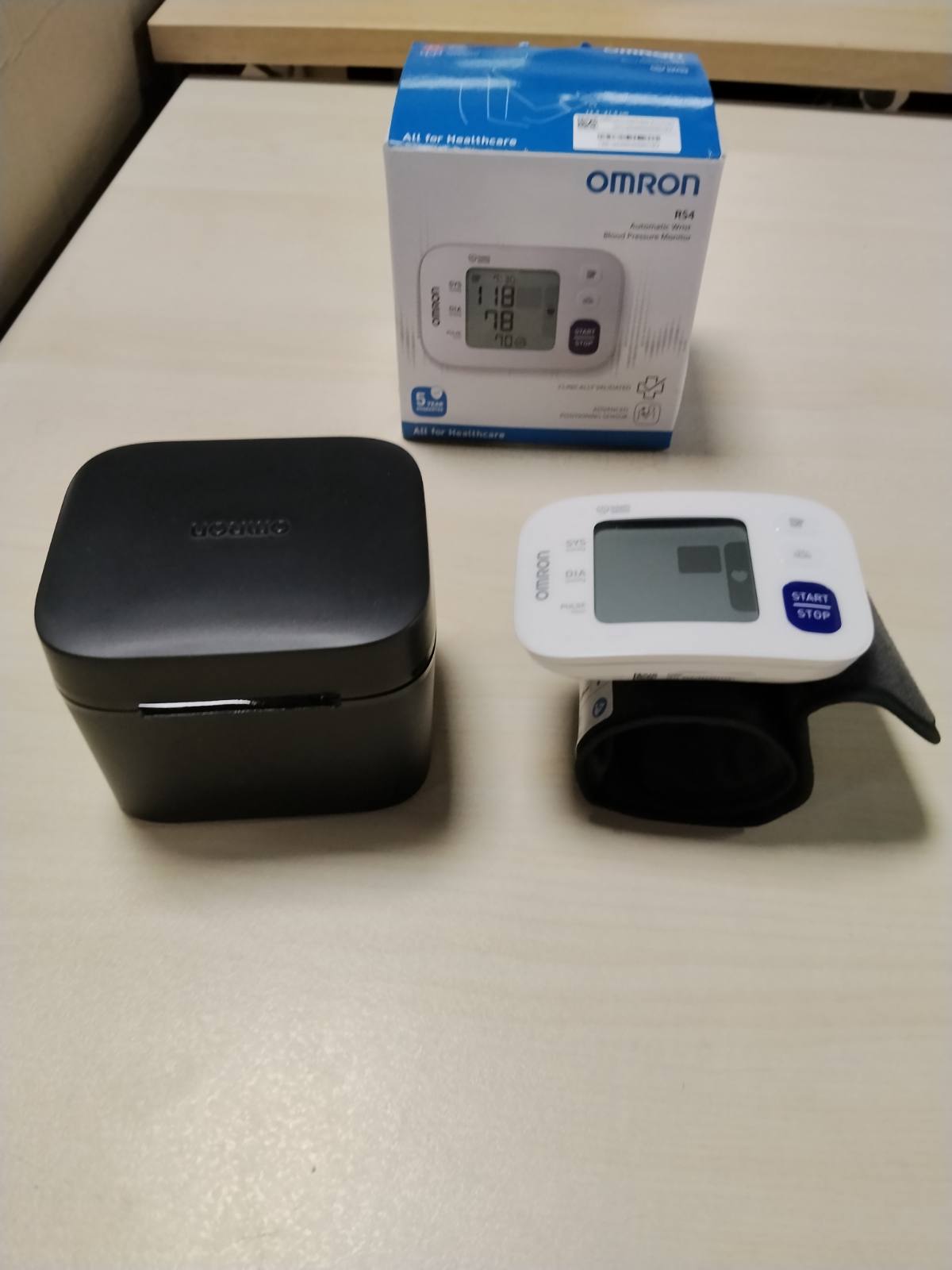 302911 - OMRON Monitor automatik i tensionit të gjakut për kyçin e dorës RS4, i validuar klinikisht, me memorie, sensor pozicionimi për matje të saktë, kontroll i përshtatshmërisë së manshetës