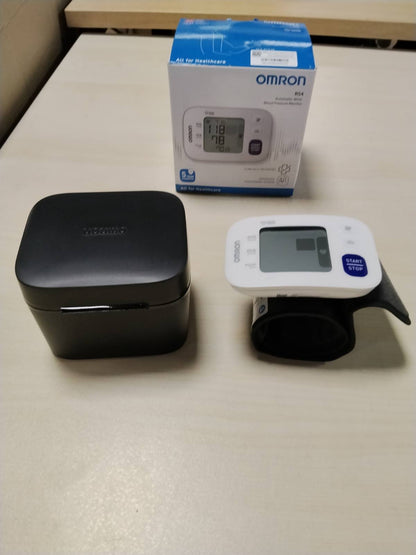 302911 - OMRON Monitor automatik i tensionit të gjakut për kyçin e dorës RS4, i validuar klinikisht, me memorie, sensor pozicionimi për matje të saktë, kontroll i përshtatshmërisë së manshetës